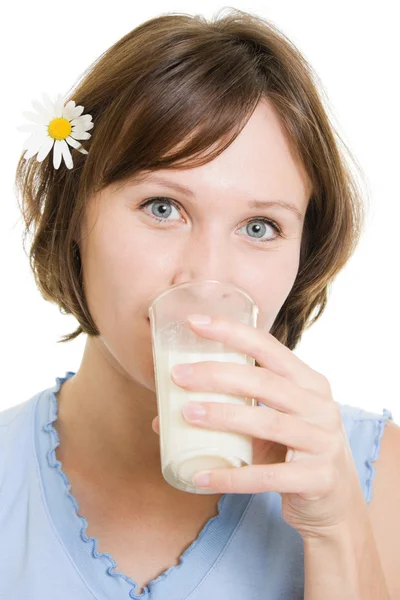 흰색 바탕에 우유를 마시는 여자. — 스톡 사진