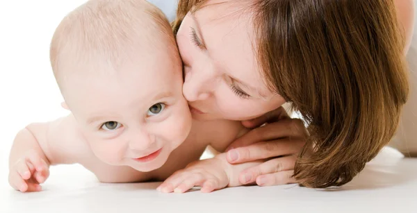 Mutter mit Baby auf weißem Hintergrund — Stockfoto