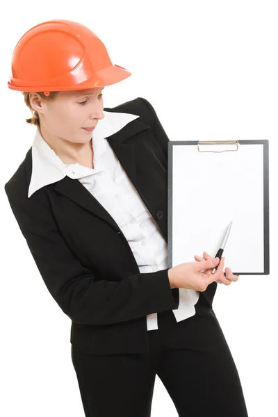 Donna d'affari in un casco mostra la pagina vuota su uno sfondo bianco . — Foto Stock