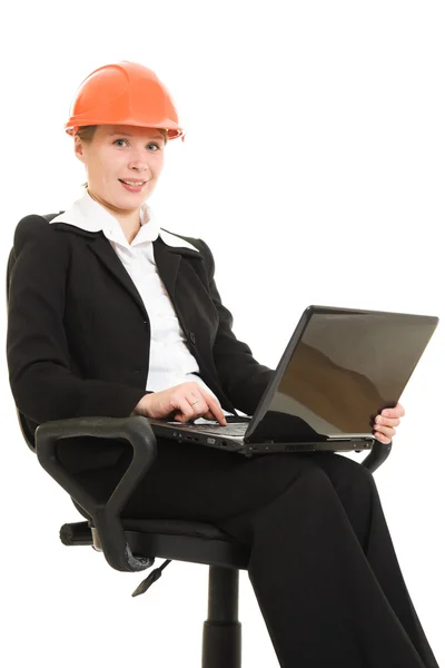 Mulher de negócios em um capacete em um fundo branco . — Fotografia de Stock