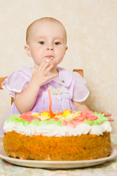 Barnet med födelsedagstårta. — Stockfoto