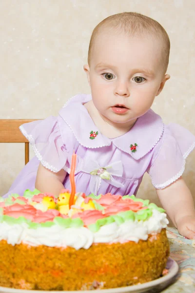 Bebê com o bolo de aniversário . — Fotografia de Stock