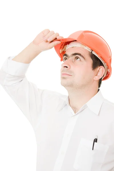 Empresário em um capacete olhando para cima . — Fotografia de Stock