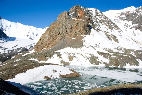 Bergmeer in de achtergrond met hoge berg — Stockfoto