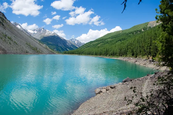 Гірське озеро у фоновому режимі з високу гору — стокове фото