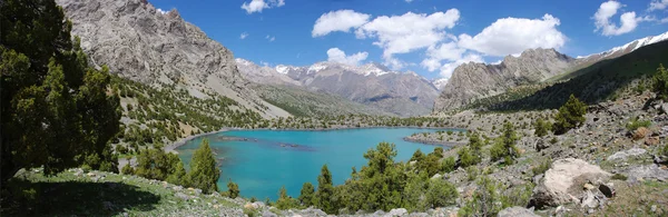Panorama mountain lake i bakgrunden med höga berg — Stockfoto