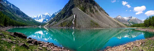 Panorama mountain lake i bakgrunden med höga berg — Stockfoto