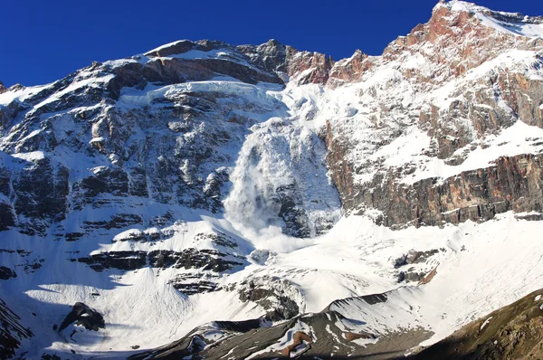 風景画の山の雪崩を表示します。 — ストック写真