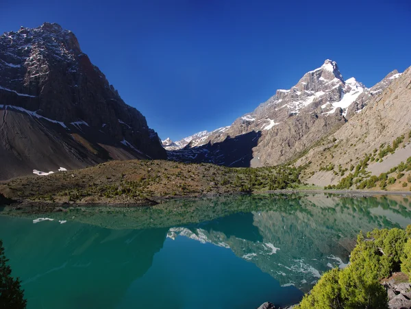 Montanha lago no fundo com alta montanha — Fotografia de Stock