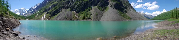 Montanha lago no fundo com alta montanha — Fotografia de Stock
