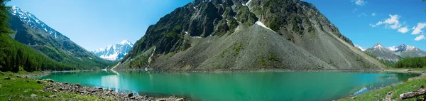 Fjällsjö i bakgrunden med höga berg — Stockfoto