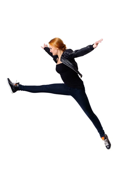 跳跃的年轻女子 — 图库照片