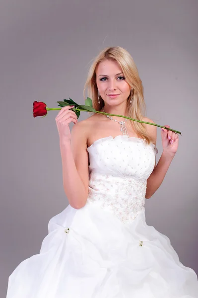 Braut mit Rose — Stockfoto