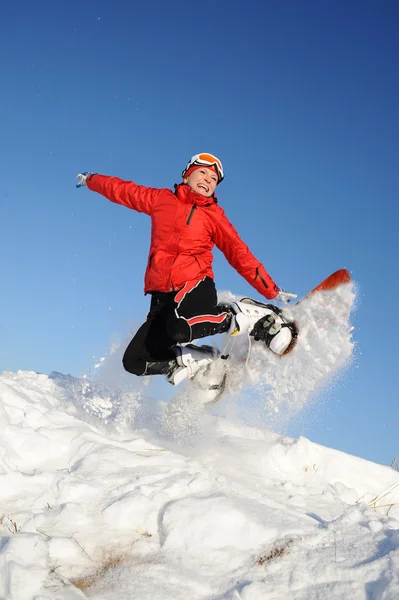Kobieta skoki z snowboardowe — Zdjęcie stockowe