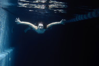 su altında kadın