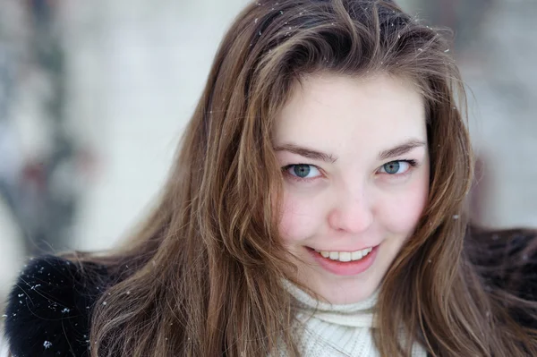 Sorrindo menina de inverno — Fotografia de Stock