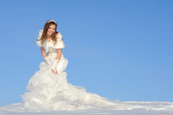 Mujer posando en vestido de novia —  Fotos de Stock