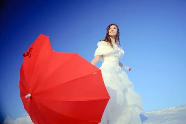 Teenager pózuje v bílé svatební šaty — Stock fotografie