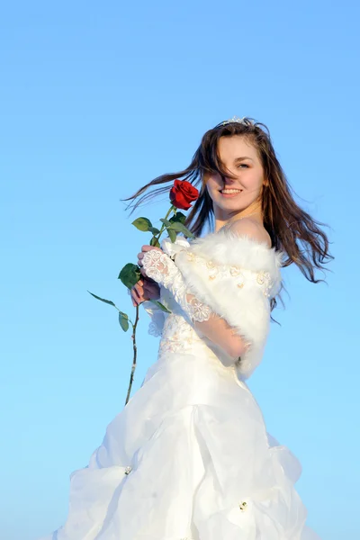 Adolescente posando em vestido de noiva branco com rosa — Fotografia de Stock
