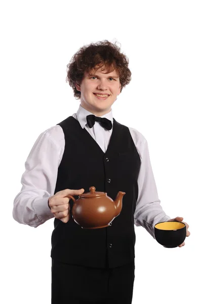 Camarera con tetera de cerámica marrón y taza negra — Foto de Stock