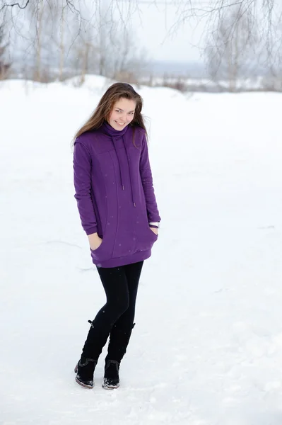 Winter vrouw poseren — Stockfoto