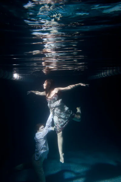 Pareja nadadora — Foto de Stock