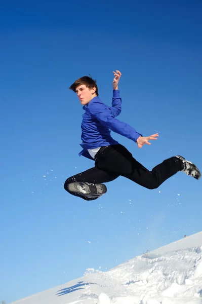 Прыгающий подросток — стоковое фото