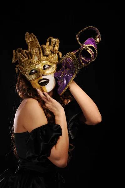 Mujer sexy en máscara de fiesta de oro — Foto de Stock