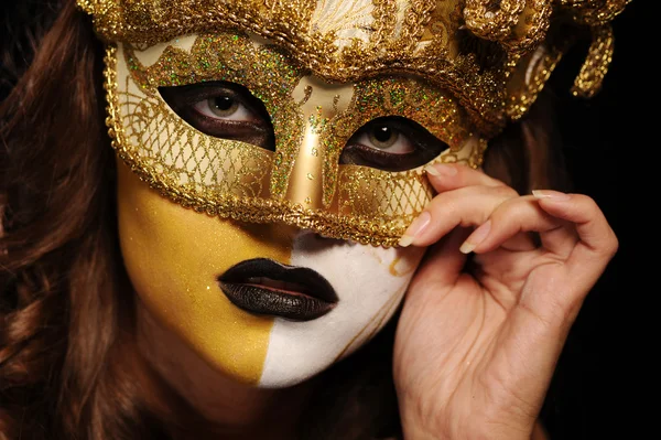Femme sexy en or masque de fête — Photo