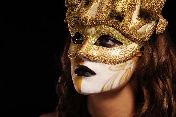 Сексуальная женщина в золотой маске для вечеринки — стоковое фото