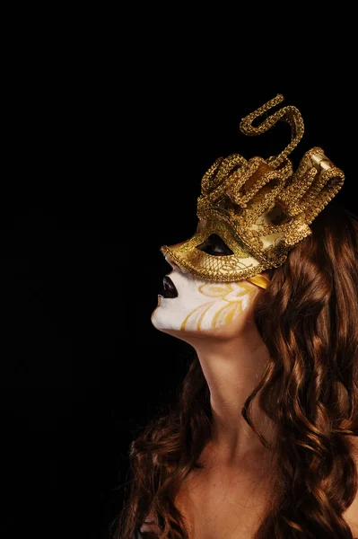 Сексуальная женщина в золотой маске для вечеринки — стоковое фото