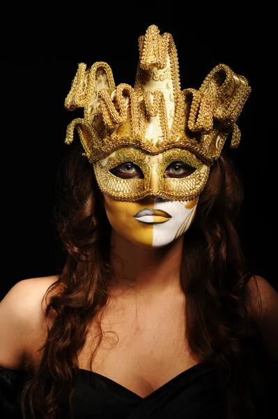 Donna sexy in maschera partito d'oro — Foto Stock