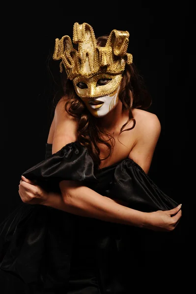 性感的女人在金色舞会面具 — 图库照片