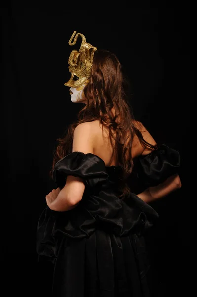 Mulher sexy em máscara de festa dourada — Fotografia de Stock