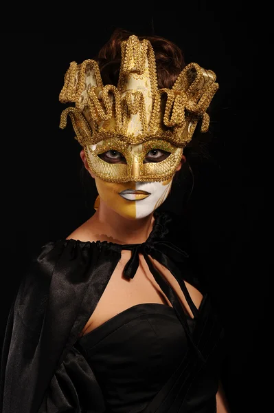 Sexig kvinna i gyllene part mask — Stockfoto