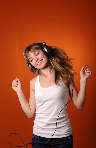 Jovem adolescente ouvir música — Fotografia de Stock