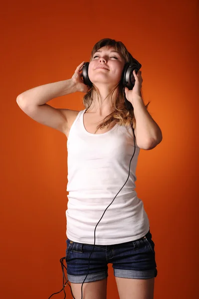 Adolescente escuchar música — Foto de Stock