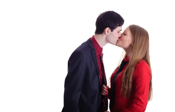 Bacio giovane coppia — Foto Stock