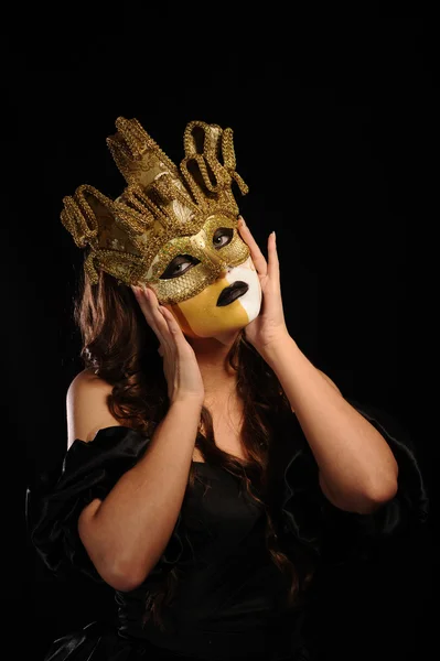 Sexy kobieta w masce złote strony — Zdjęcie stockowe
