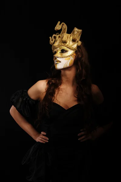 Mujer sexy en máscara de fiesta de oro —  Fotos de Stock
