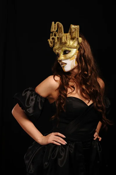 Mulher sexy em máscara de festa dourada — Fotografia de Stock