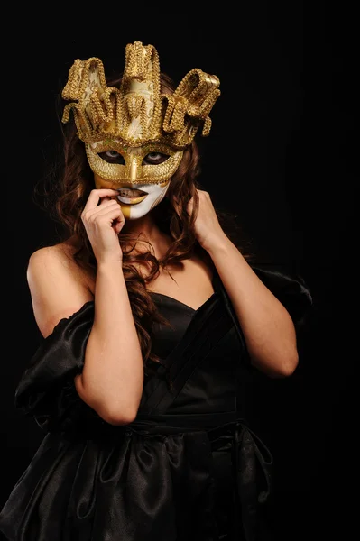 Donna sexy in maschera partito d'oro — Foto Stock