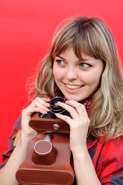 Jovem adolescente com câmera de filme antigo — Fotografia de Stock