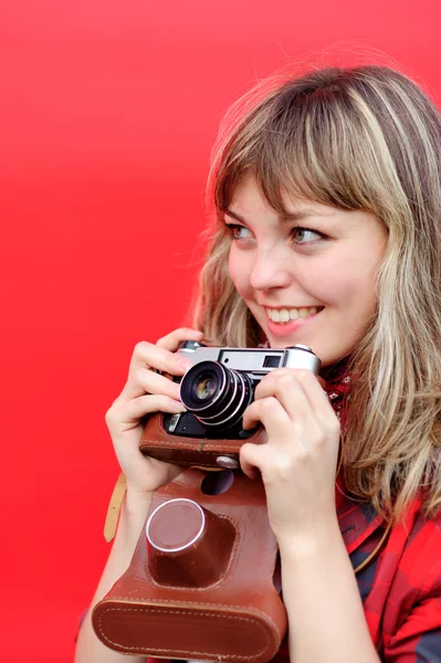Jovem adolescente com câmera de filme antigo — Fotografia de Stock