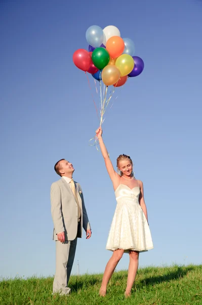 Пара с воздушными шарами — стоковое фото