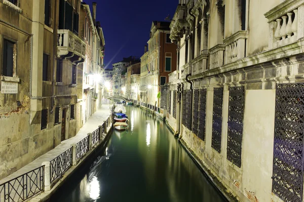 Edificios y canal en el centro histórico o Venecia — Foto de Stock