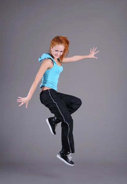 Молодая женщина прыгает и танцует — стоковое фото