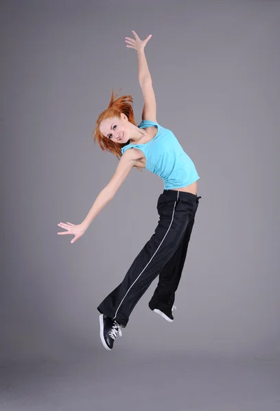 Giovane donna che salta e danza — Foto Stock