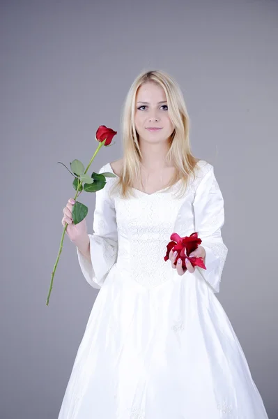 Γυναίκα σε άσπρο γαμήλιο φόρεμα — Φωτογραφία Αρχείου