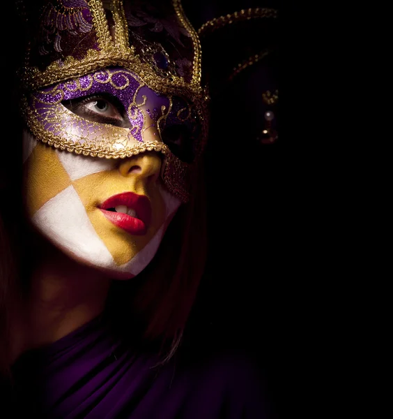 Ritratto di donna sexy in maschera viola partito — Foto Stock
